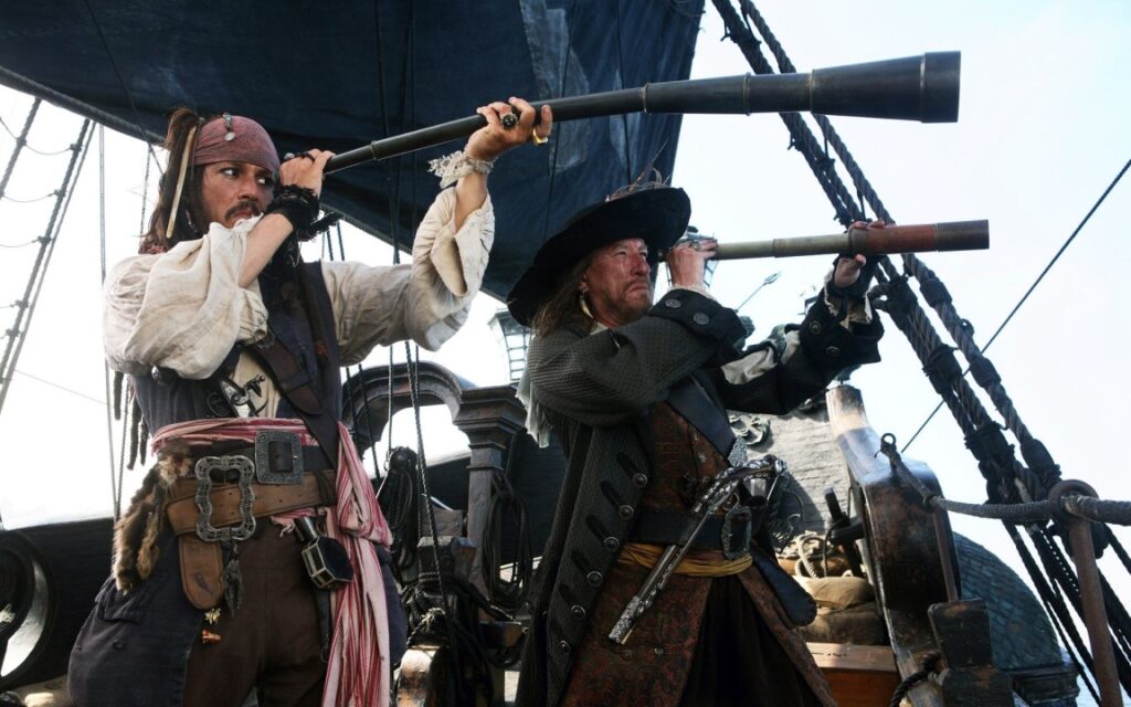 Jack Sparrow do filme Piratas do Caribe segurando uma luneta que representa o zoom óptico