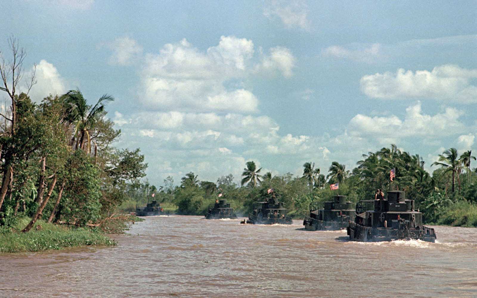 Foto Histórica de barcos na Guerra do Vietnã