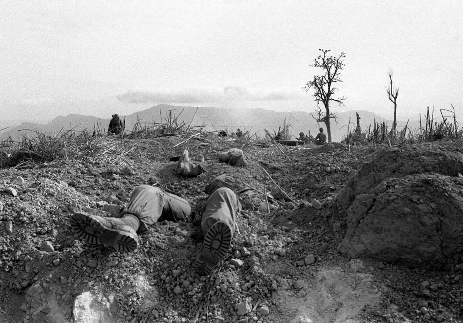 Foto Histórica de um campo de batalha na Guerra do Vietnã