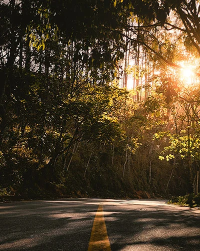 Foto feita com celular de uma estrada com edição