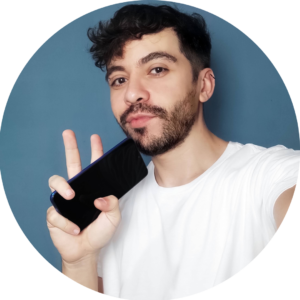 Foto do Tony segurando um celular